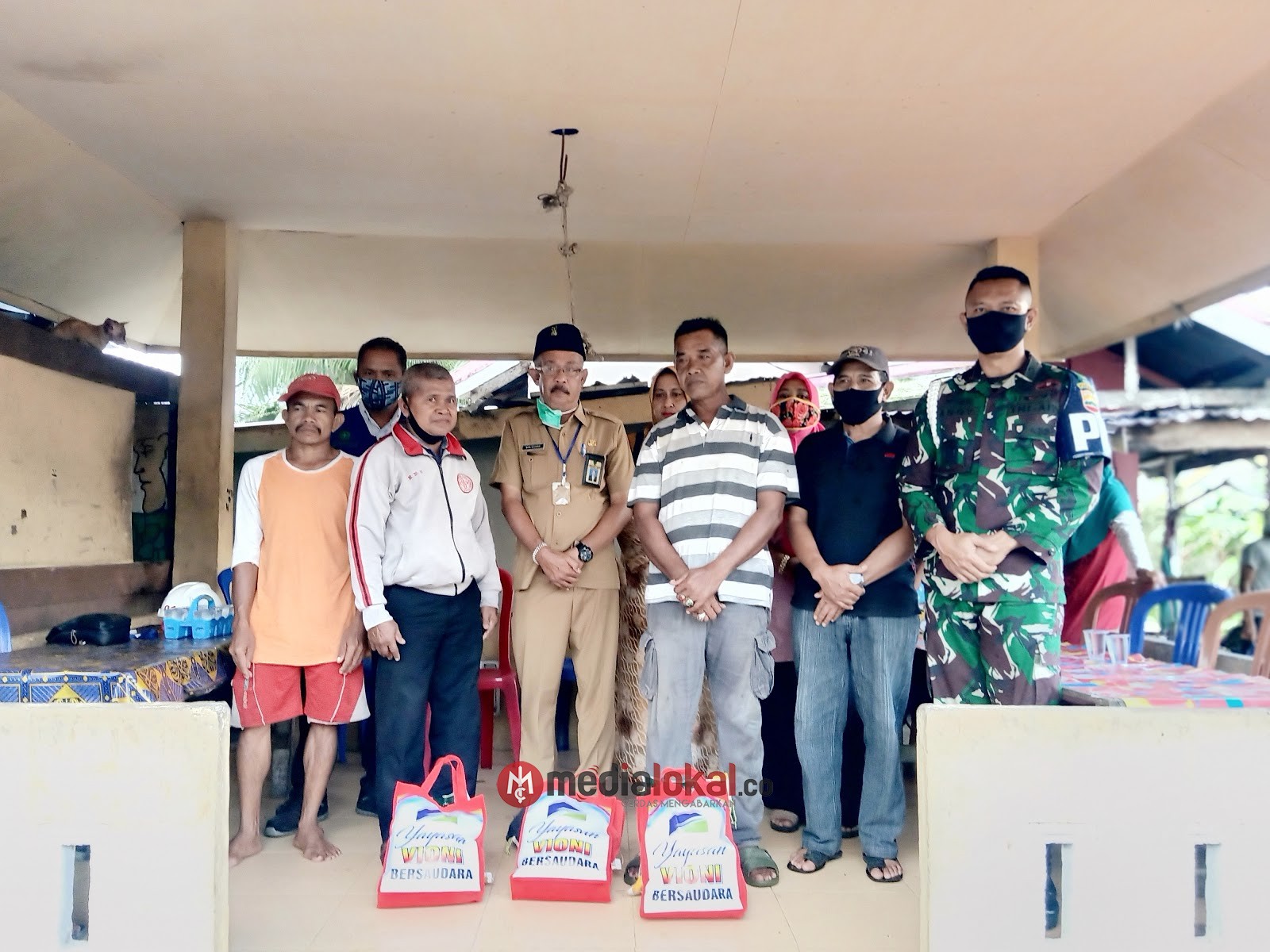 Bersama Dansub Denpom I/3-2 Tembilahan dan Kepala PLN, YVB Bantu Korban Puting Beliung 