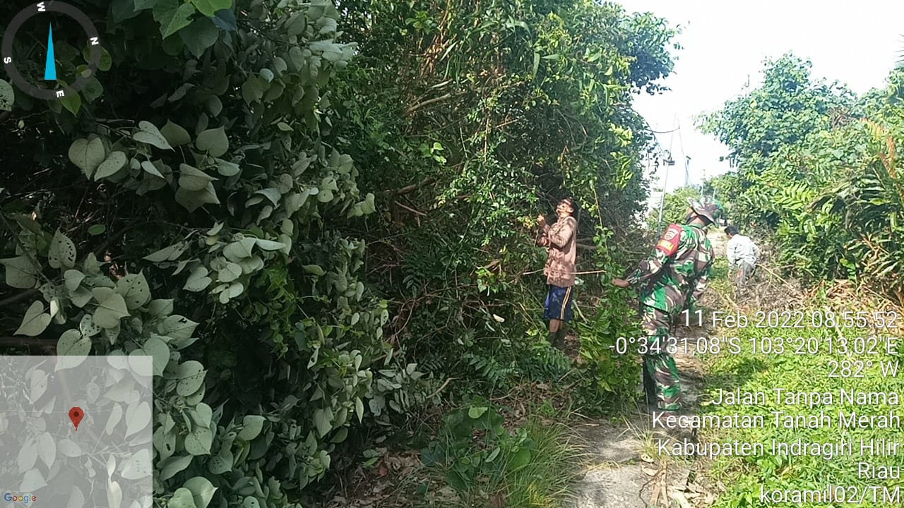 Babinsa Koramil 02/Tanah Merah Laksanakan Gotong Royong Bersama Warga