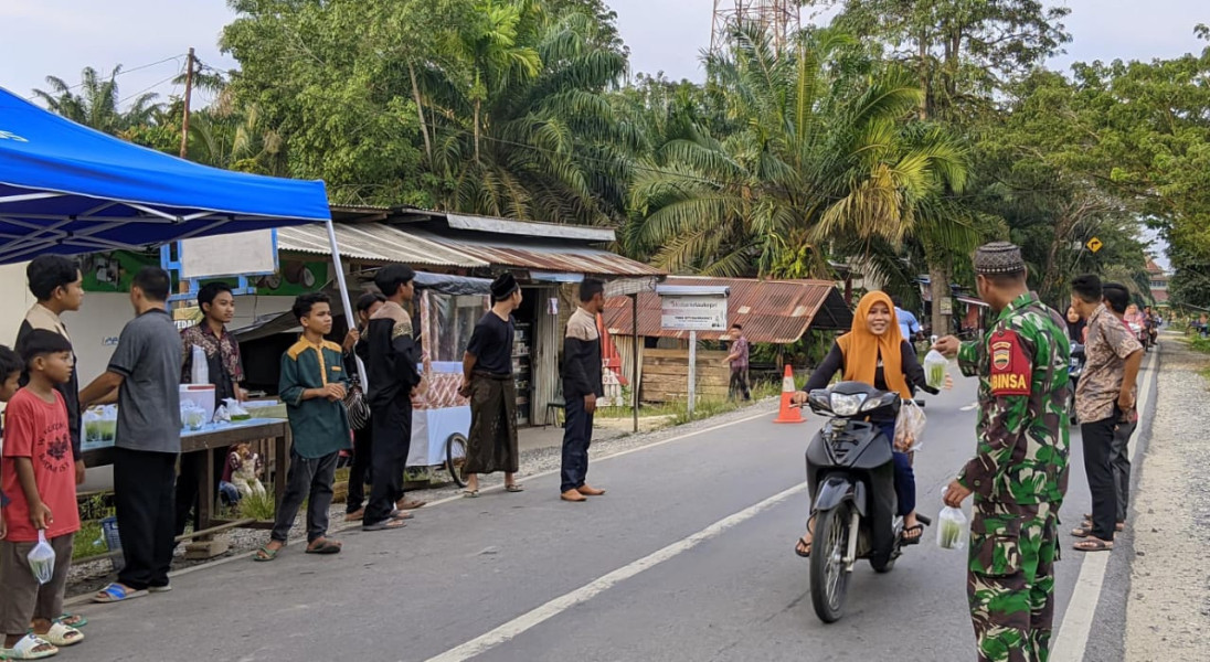 Aksi Babinsa Koramil 03/Tpl Bagikan Takjil Gratis Kepada Masyarakat
