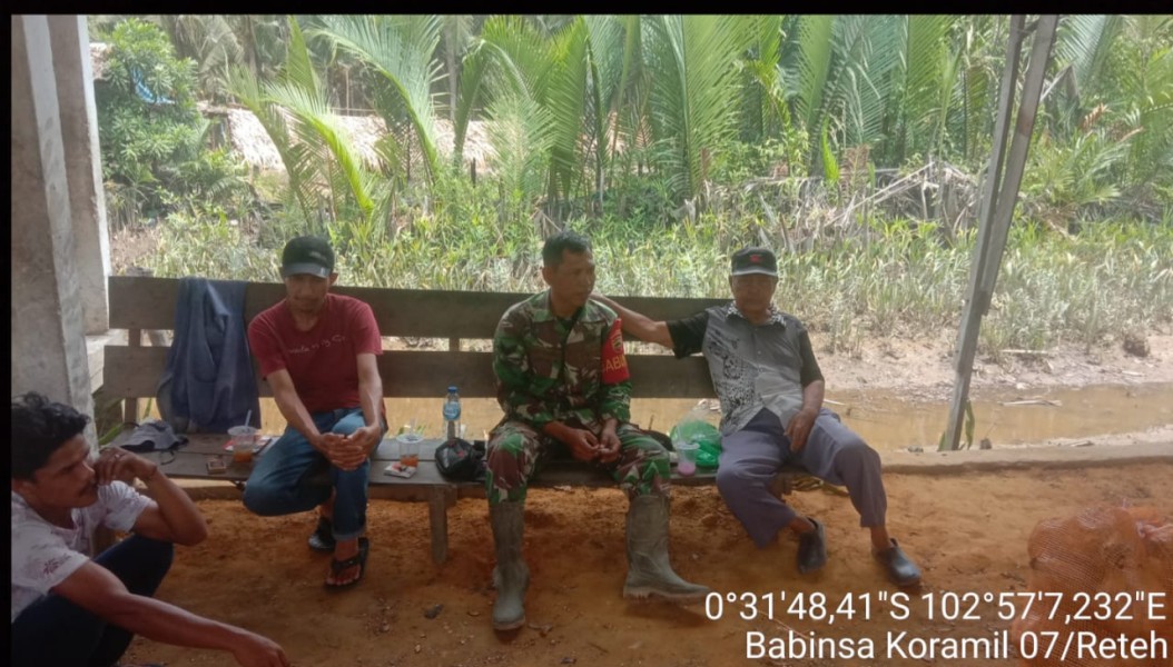 Babinsa Koramil 07/Reteh Melaksanakan Komsos Bersama Masyarakat di Desa Pandan Sari
