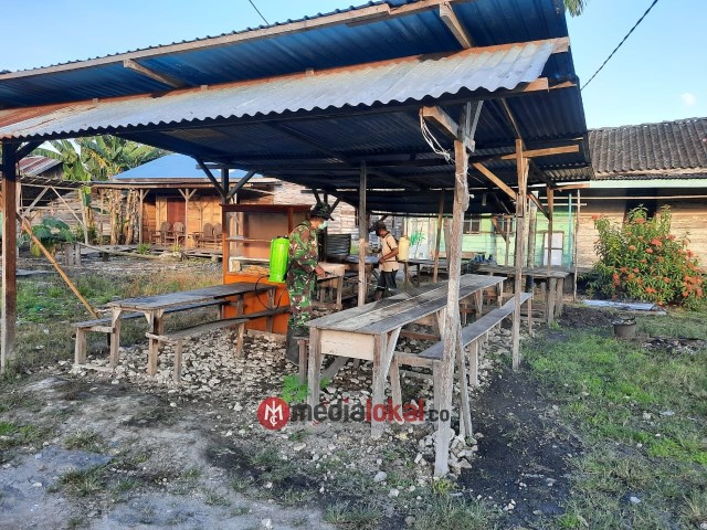 Dipuasa Pertama, Babinsa Koramil 03/Tempuling Bersama Warga Semprot Disinfektan Di Pasar Bayas Jaya