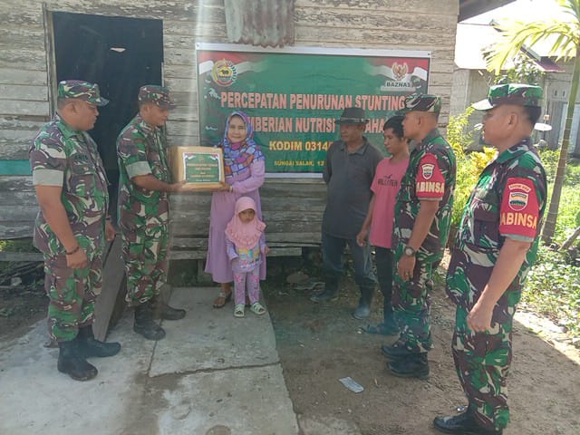 Anggota Koramil 03/Tpl Berikan Bantuan Tambahan Gizi Untuk Anak Stunting Di Wilayah Binaannya