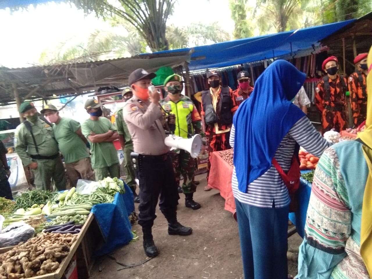 Babinsa dan Bhabinkamtibmas Bersama Penghulu Patroli di Pasar Pagi Simpang Perak