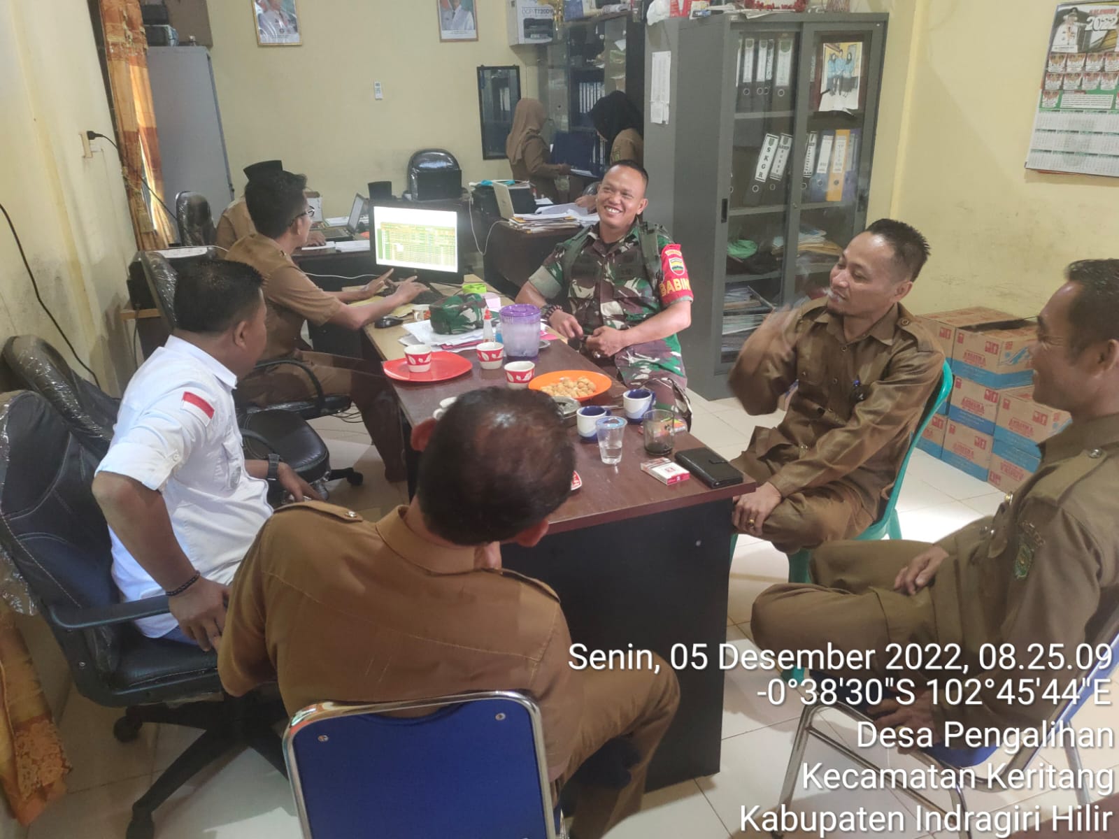 Jalin Silaturahmi dan Kekompakan Di Desa Melalui Komsos Babinsa Koramil 09/Kemuning