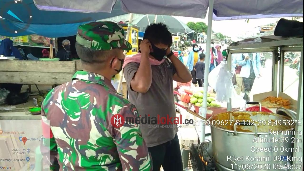 [Video] Koramil 09/Kemuning Lakukan Penegakan Disiplin Protokol Kesehatan di Pasar Desa Keritang