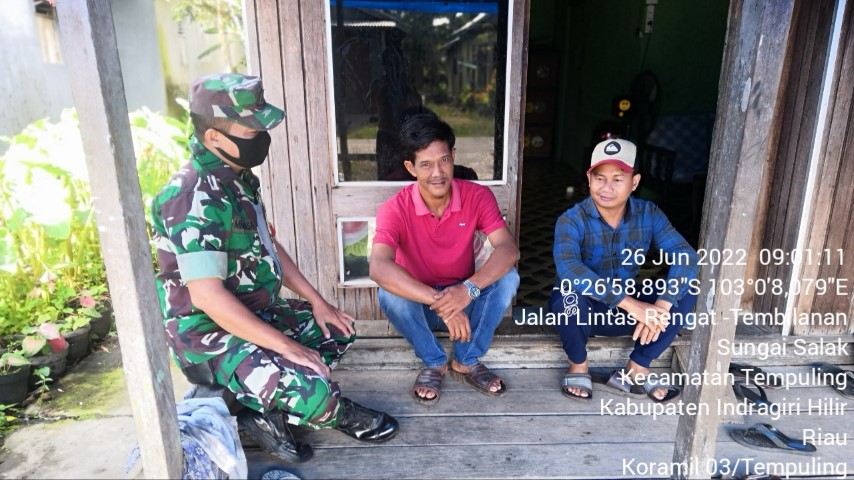 Komsos Babinsa 03/Tempuling Bersama Para Pemuda Guna Ciptakan Keamanan dan Ketertiban di Wilayah Binaan