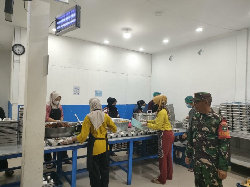 Babinsa Koramil 03/Tpl Dampingi Distribusi Makan Bergizi Gratis: Dukung Program SPPG di Wilayah Korem 031/Wira Bima