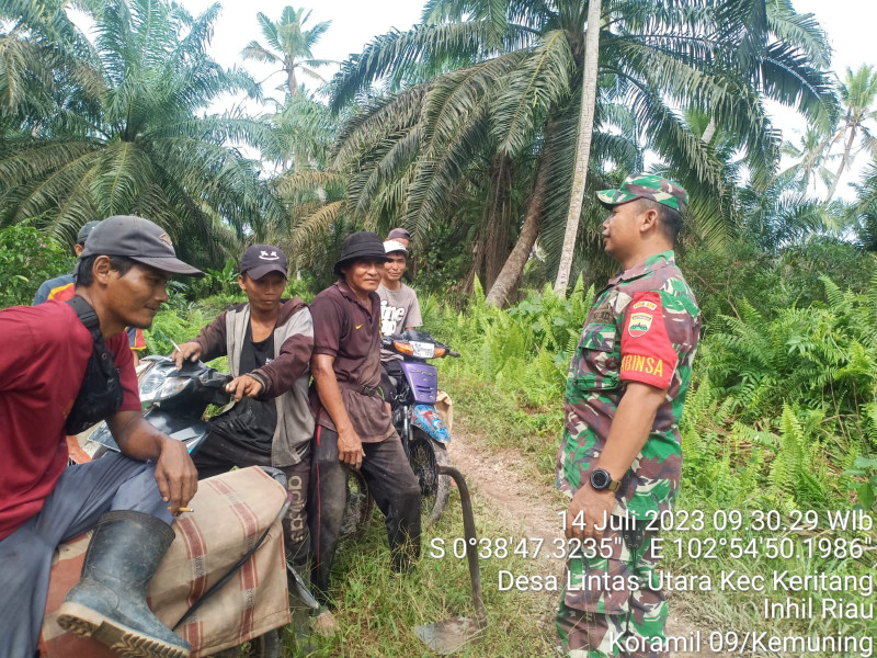 Babinsa Koramil 09/Kemuning Terus Pantau Karhutla Untuk Mencegah Kebakaran