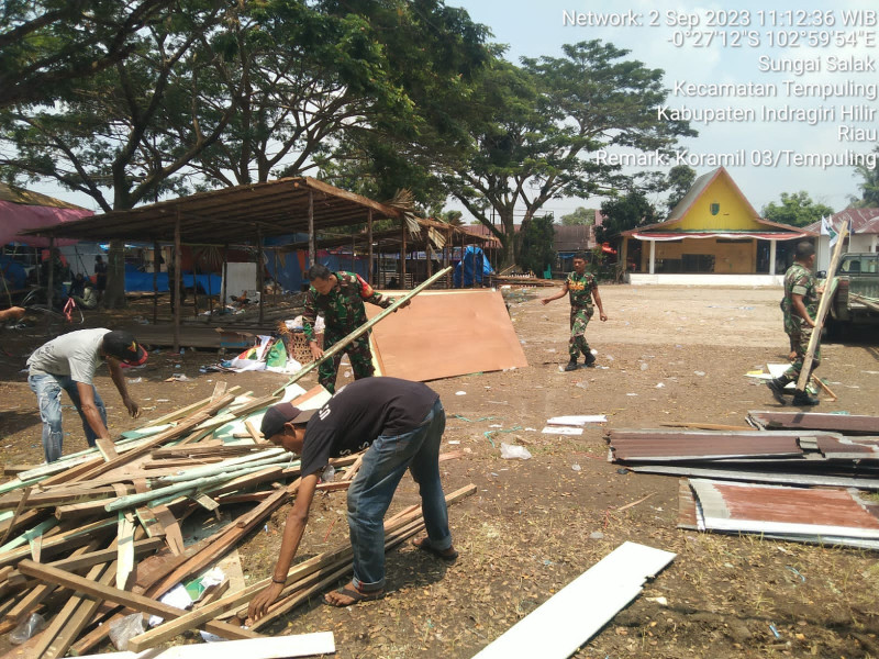 Babinsa 03/Tpl Bersama Masyarakat Sekitar Lakukan Gotong Royong