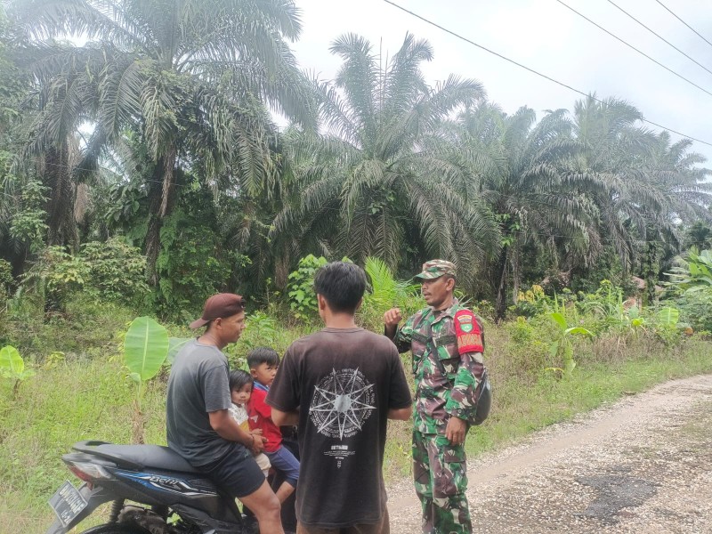 Rutin Patroli Keliling Desa, Babinsa Koramil 03/Tpl Lakukan Komsos Dengan Warga