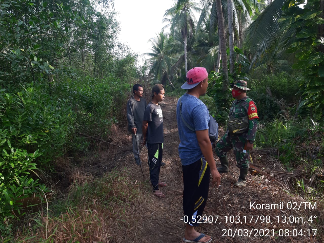 Babinsa Koramil 02/Tanah Merah Terus Lakukan Patroli Karhutla di Kelurahan Pusaran Enok