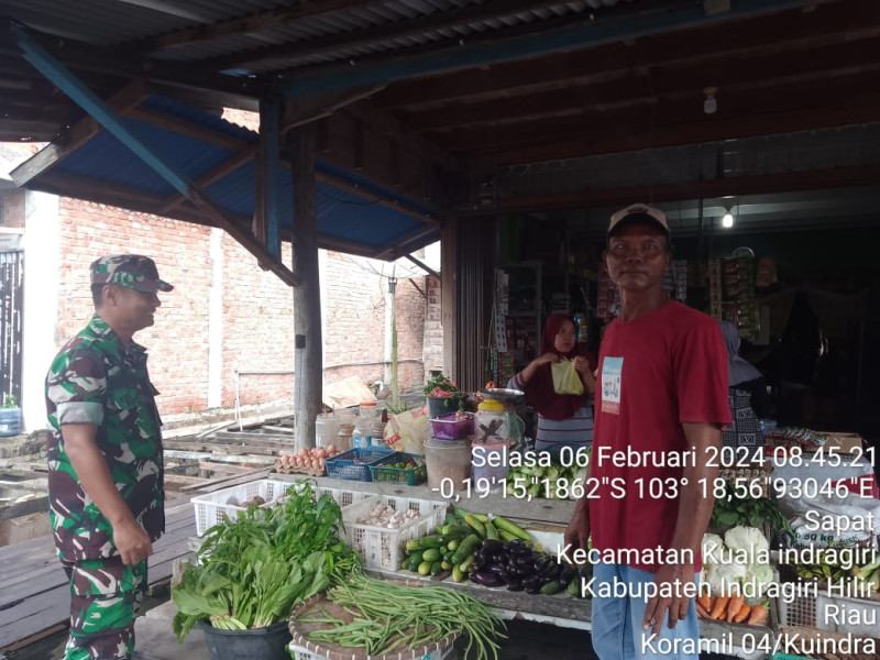 Pengecekan Harga dan Stok Ikan Di Pasar Oleh Koramil 04/Kuindra