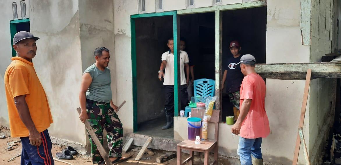 Sinergi TNI Bersama Rakyat, Danramil Dan Babinsa 03/Tpl Bantu Bangun Rumah Warga