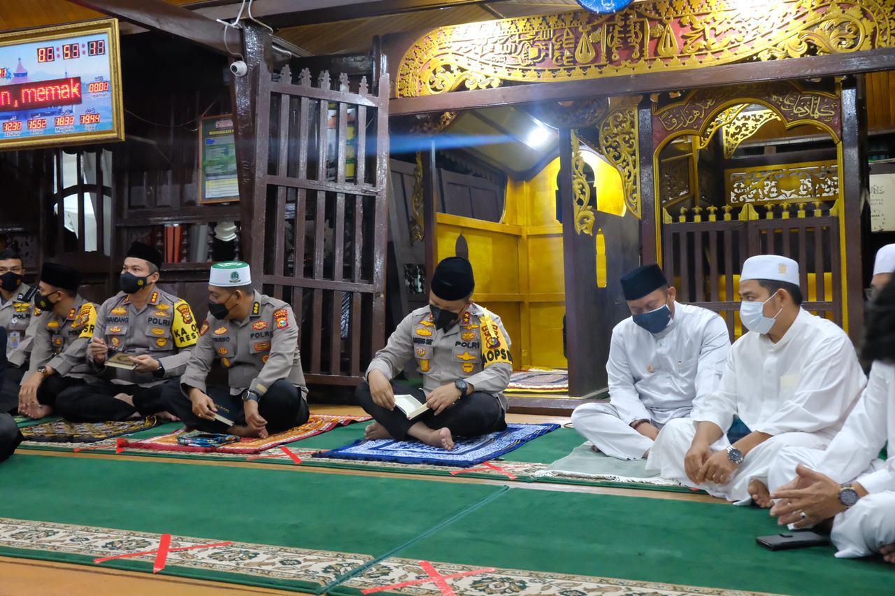 Kapolda Riau Ikuti Khotmil Qur'an dan Silaturahmi di Masjid Jami' Air Tiris Kampar