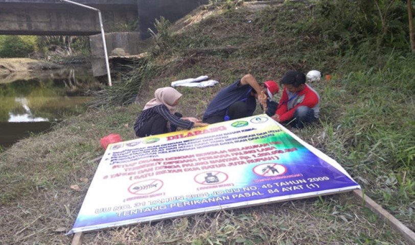 Peduli Lingkungan, Mahasiswa Kukerta Terintegrasi UR di Desa Kiab Jaya Lakukan Hal ini