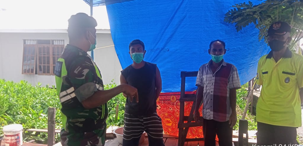 Datangi Warga yang Beraktipitas, Babinsa 04/Kuindra Sampaikan Protokol Kesehatan