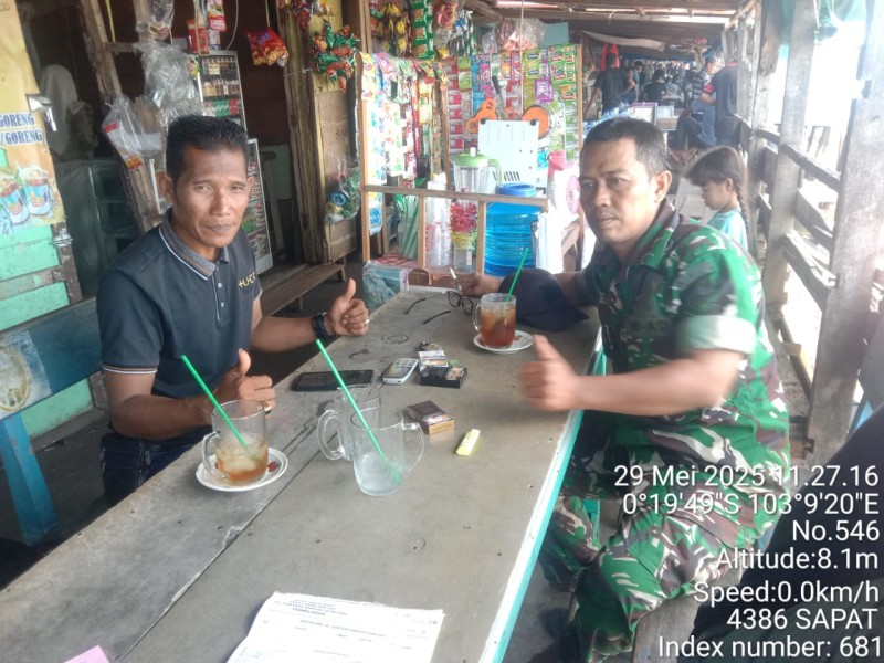 Babinsa Sertu Surachman Laksanakan Komsos untuk Meningkatkan Kepedulian Masyarakat