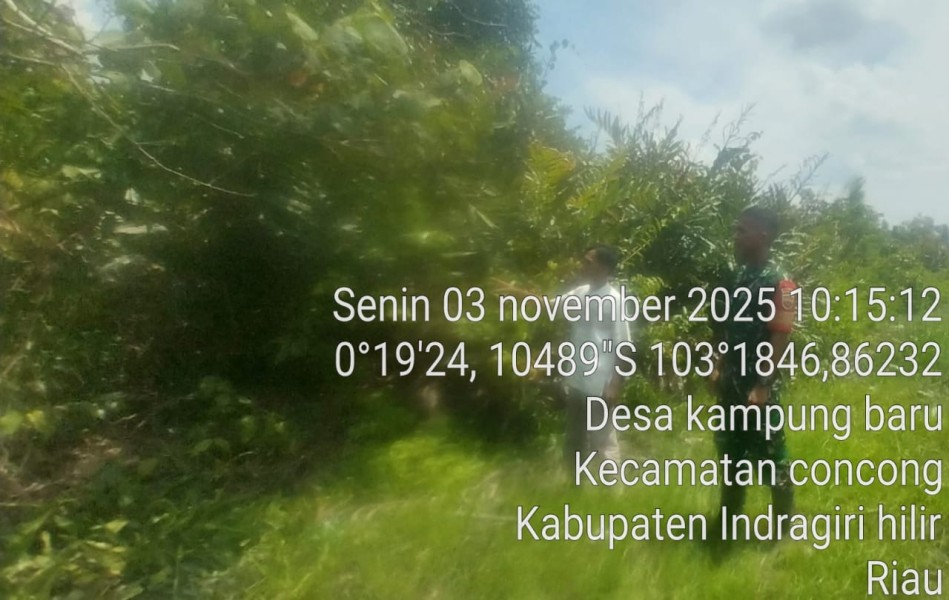 Babinsa Koramil 04/Kuindra Laksanakan Patroli Tapal Batas di Desa Kampung Baru