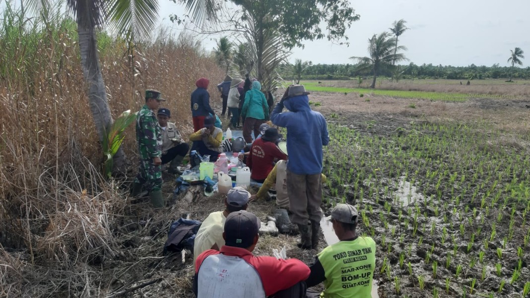Babinsa Koramil 07/Reteh Melaksanakan Komunikasi Sosial dengan Warga Paret 20 Desa Pulau Kecil