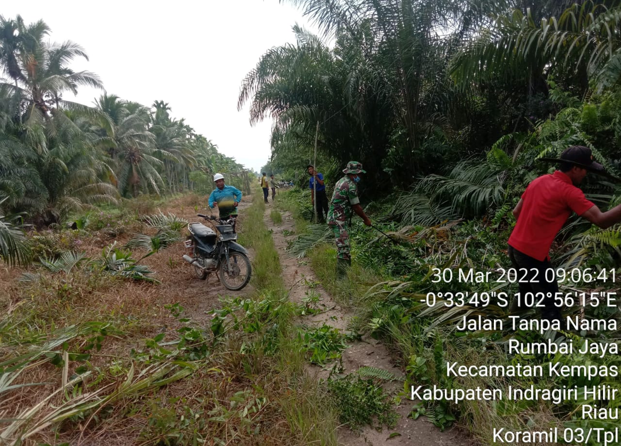 Sambut Bulan Ramadhan Babinsa 03/Tempuling Bersama Warga Laksanakan Gotong Royong Pembersihan Jalan