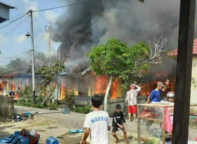 Kebakaran di Lorong Cinta Maju Tembilahan, 1 Unit Rumah dan 5 Kontrakan Jadi Puing