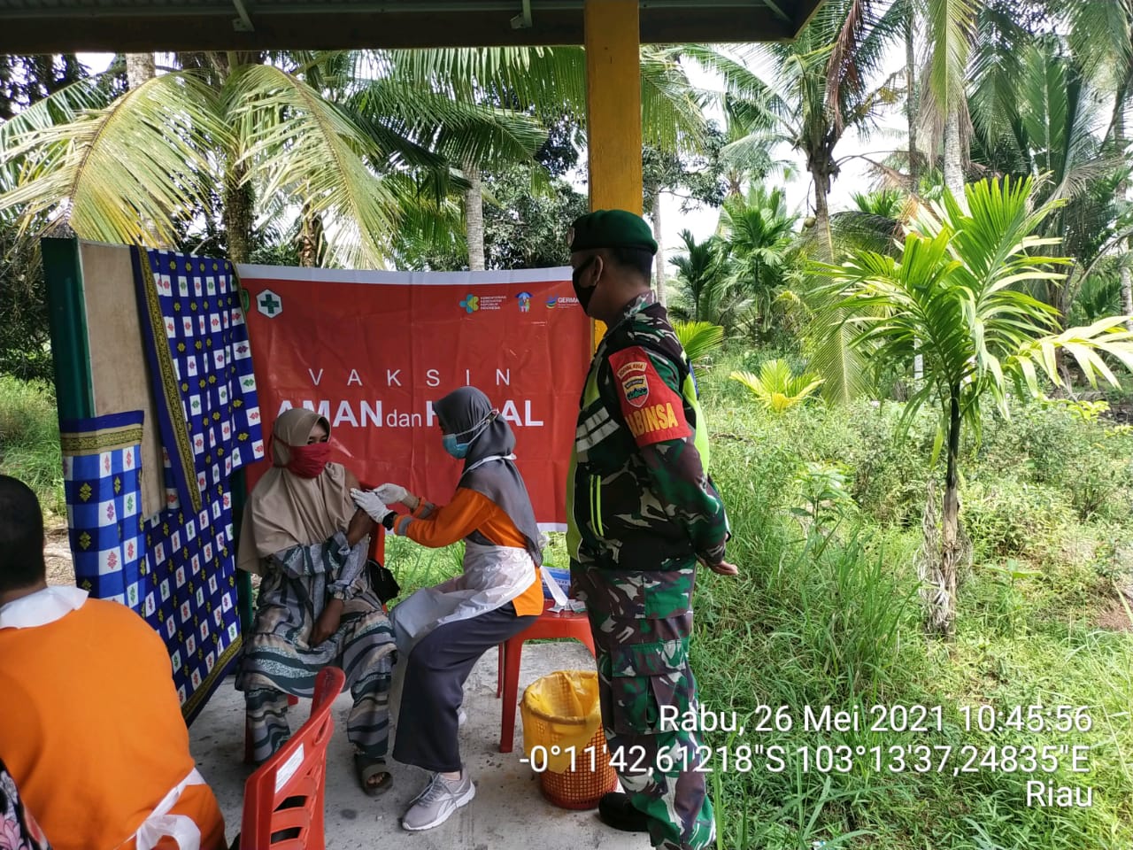 Proses Vaksinasi Warga Desa Tasik Raya Didampingi Babinsa Koramil 12/Batang Tuaka