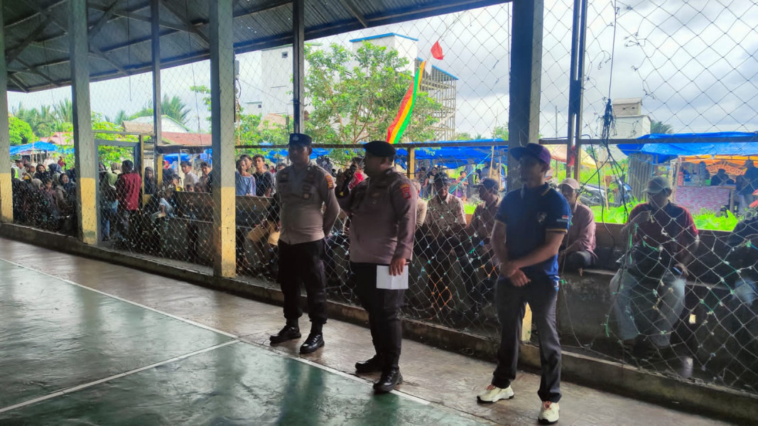 Bripka Ronal IMT Manulang Lakukan Himbauan Kamtibmas Saat Pengamanan Turnamen Futsal Di Desa Simpang Gaung