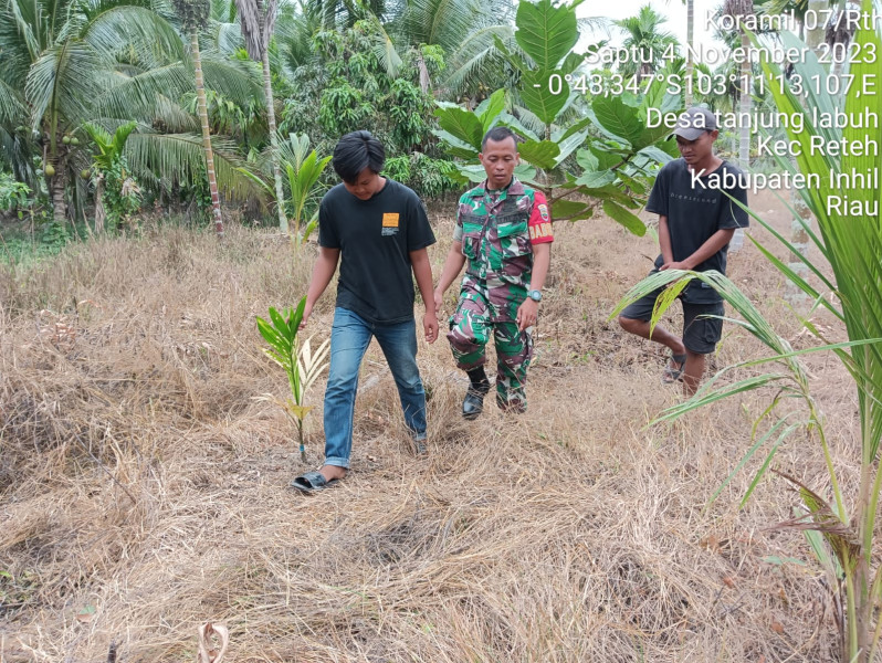 Babinsa Koramil 07/Reteh Turun Bersama Masyarakat Demi Kenyamanan Lingkungan