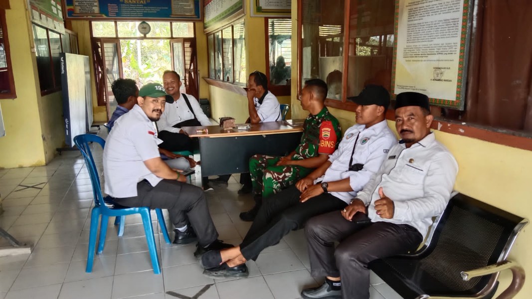 Babinsa Koramil 07/Reteh Rutin Laksanakan Komsos dengan Aparatur Kecamatan  INHIL, Medialokal