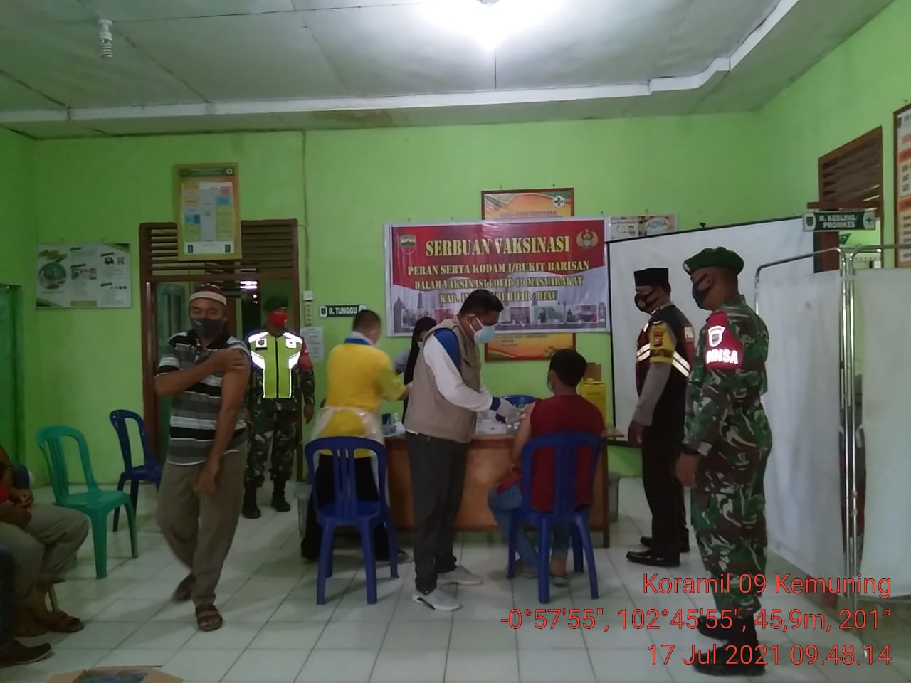 Pastikan Berjalan Aman dan Lancar, Babinsa 09/Kemuning Dampingi Vaksinasi di Puskesmas Selensen