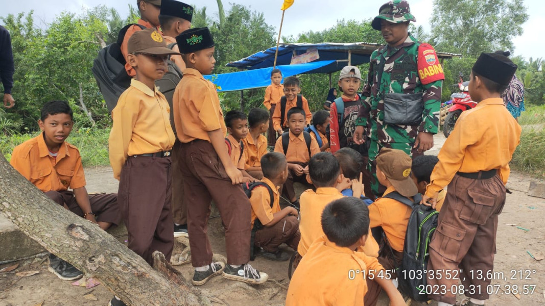 Babinsa Koramil 10/Pelangiran Sampaikan Kepada Pelajar Untuk Terus Tekun Belajar