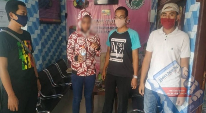 Gadis Cantik Ini Diciduk Polisi Saat Asyik Nikmati Sabu