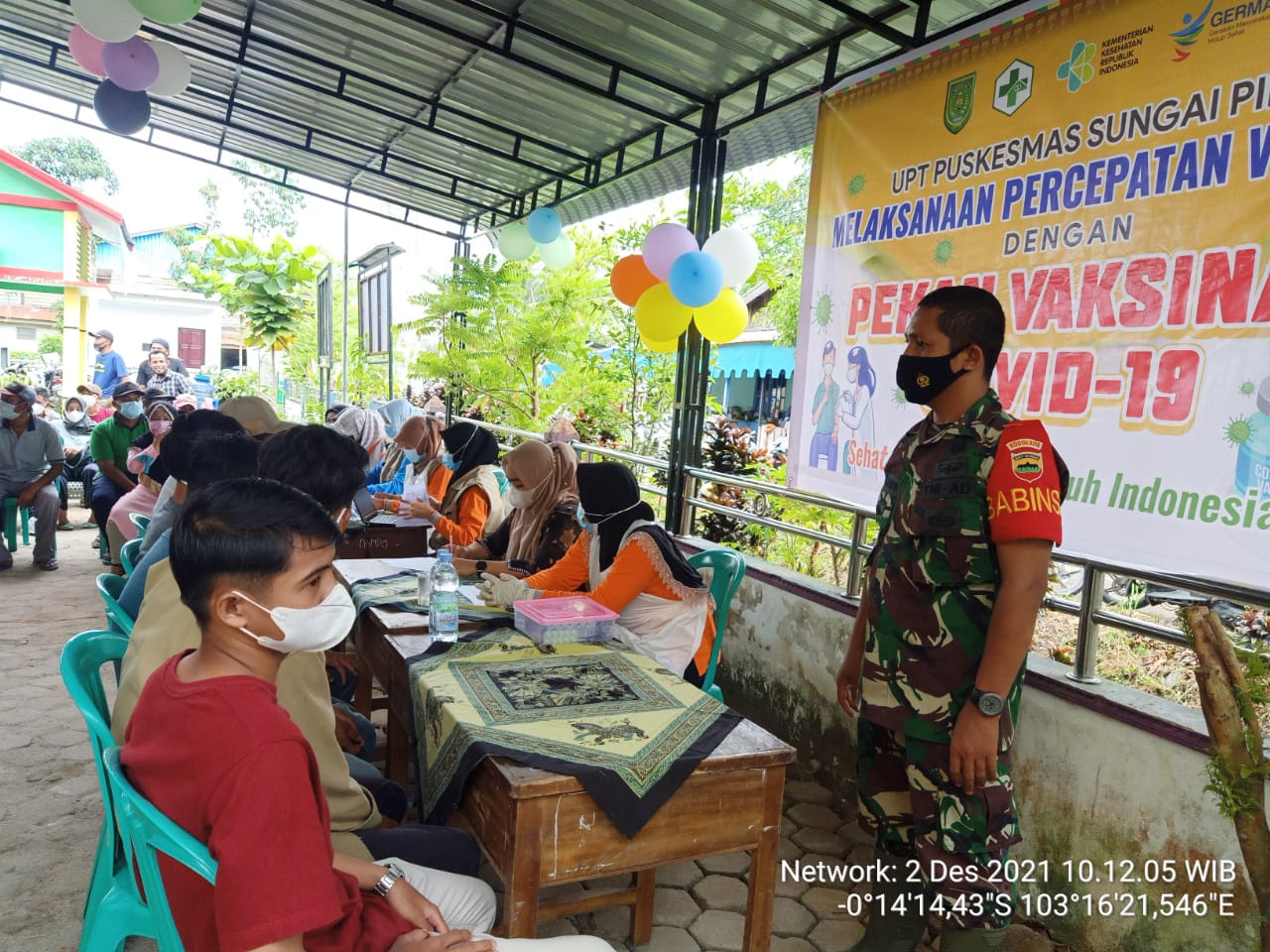 Babinsa Koramil 12/Batang Tuaka Dampingi Nakes Sungai Piring Lakukan Vaksinasi