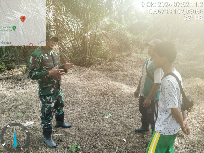 Tak Pandang Cuaca, Guna Cegah Karlahut Babinsa Koramil 03/Tpl Terus Patroli dan Sosialisasi