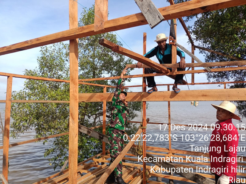 Babinsa Laksanakan Komsos dan Kerja Bakti di Desa Tanjung Lajau