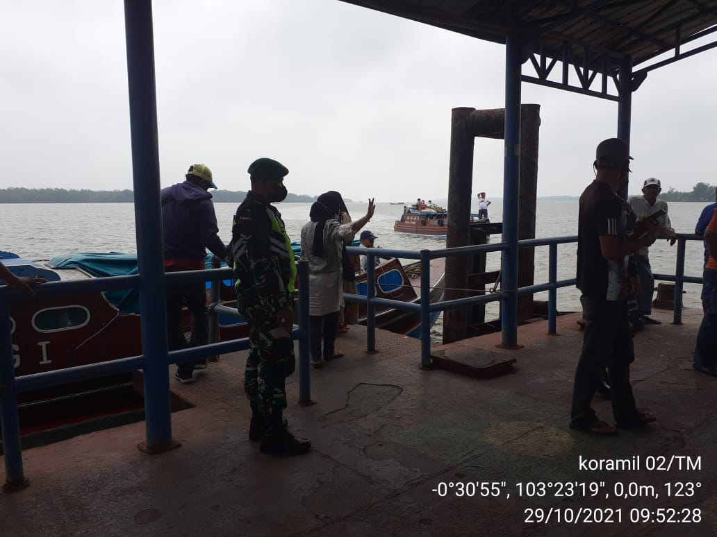 Jadi Garda Terdepan dalam Penanganan Covid-19, Koramil 02/Tanah Merah Terus Lakukan Patroli