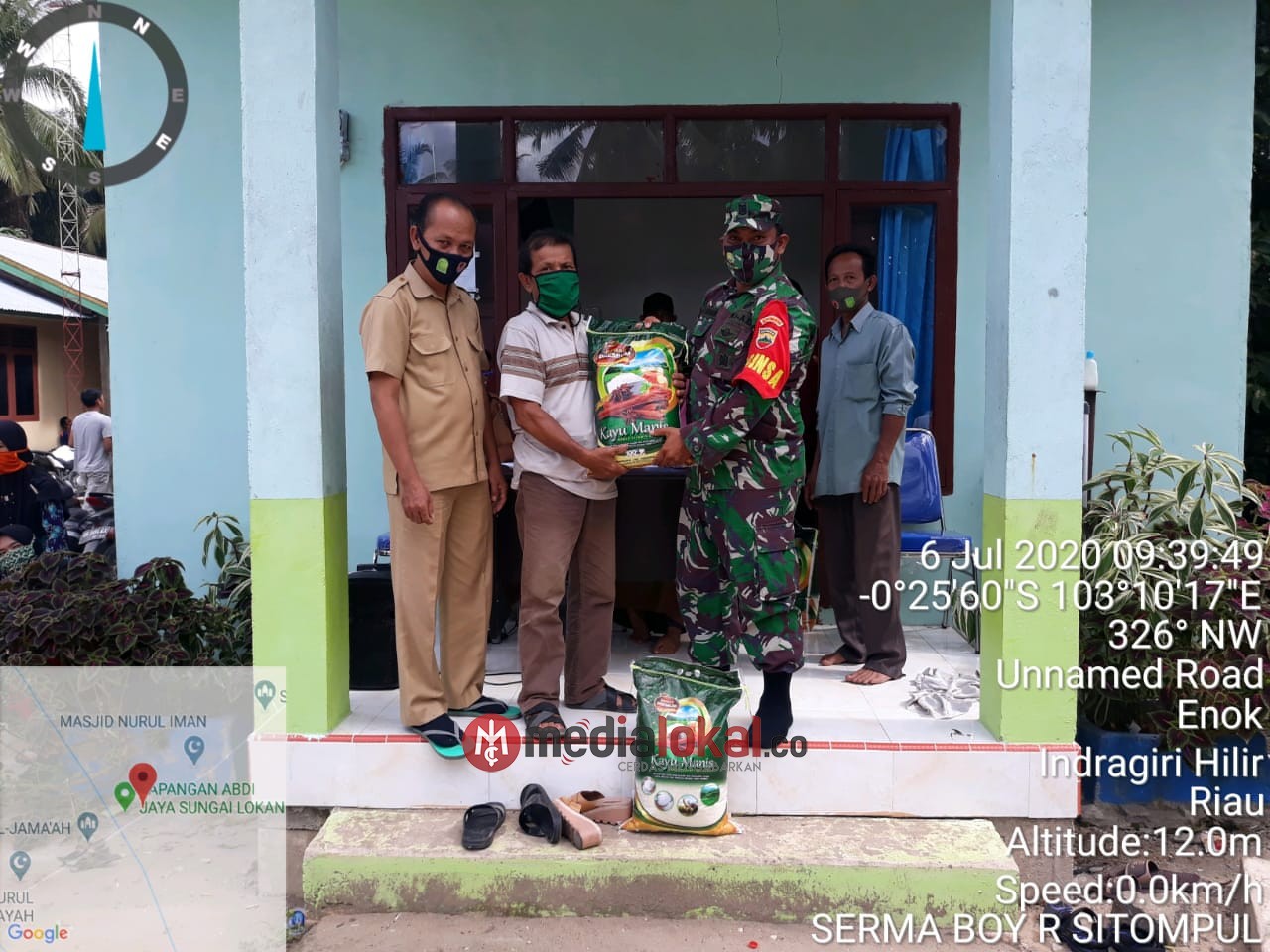 Babinsa Koramil 02/Tanah Merah Dampingi Penyaluran BLT dan Bantuan Sembako di Enok 