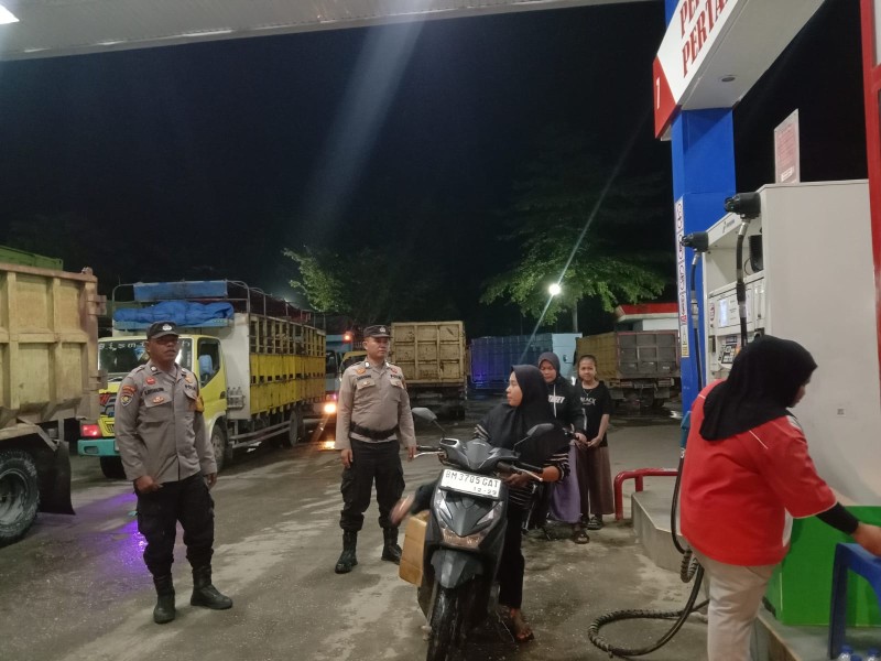 Malam di SPBU Selensen, Polsek Kemuning Hadir: Jaga Rasa Aman, Cegah Panik, Rawat Ketertiban