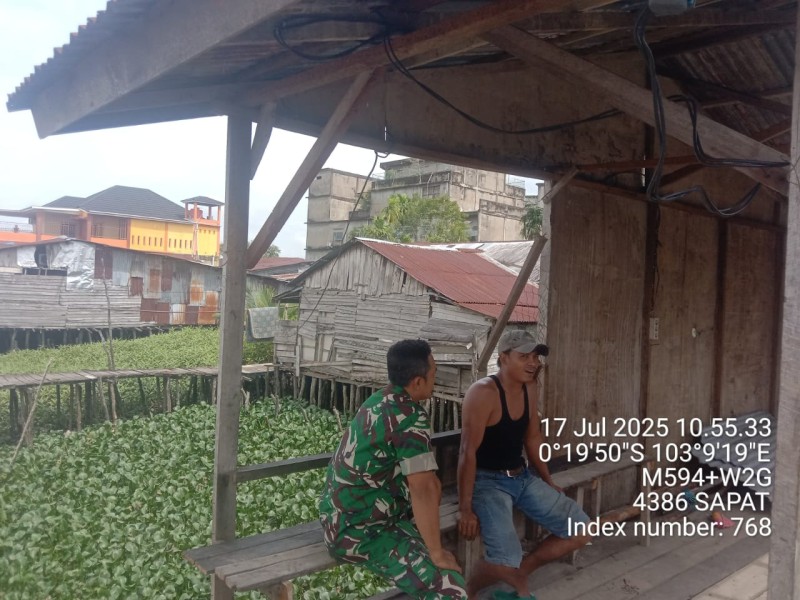 Sebagai Bentuk Kepedulian, Babinsa Koramil 04/Kdr Terus Wujudkan Kerukunan Warga Dengan Komsos