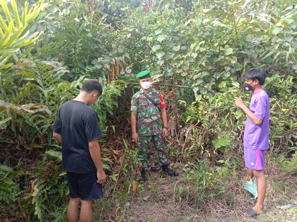Cegah Karhutla di Seputaran Kelurahan Sapat Bersama Babinsa Koramil 04/Kuindra