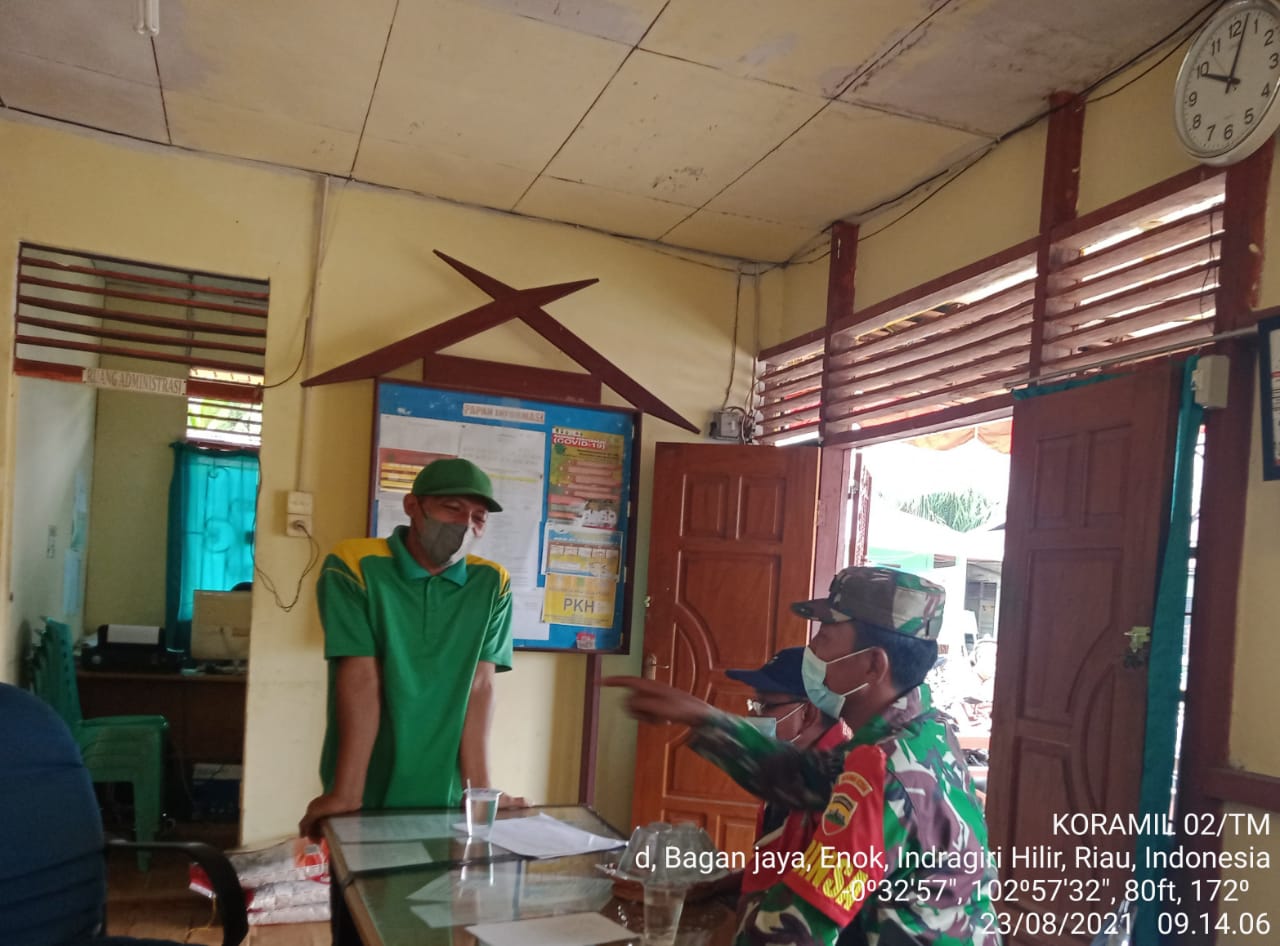 Babinsa Koramil 02/Tanah Merah Lakukan Komsos di Kantor Desa Bagan Jaya