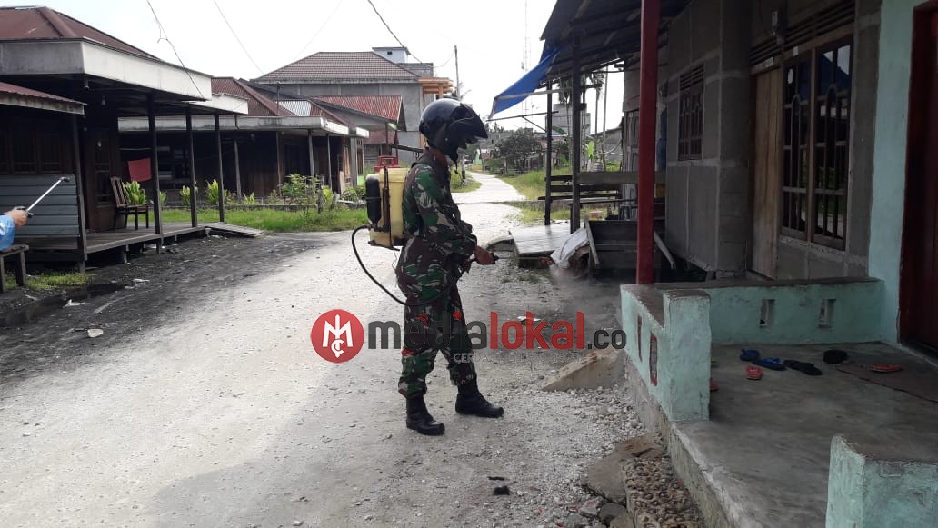 Koramil 09/Kemuning Lakukan Penyemprotan di Wilayah Desa Pengalihan Keritang 