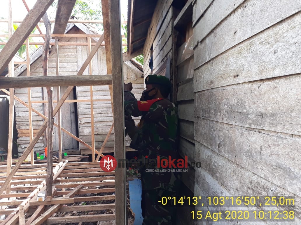 Proses Pemasangan Dinding GRC, Rehab Rumah di Wilayah Koramil 12/Batang Tuaka Berlanjut
