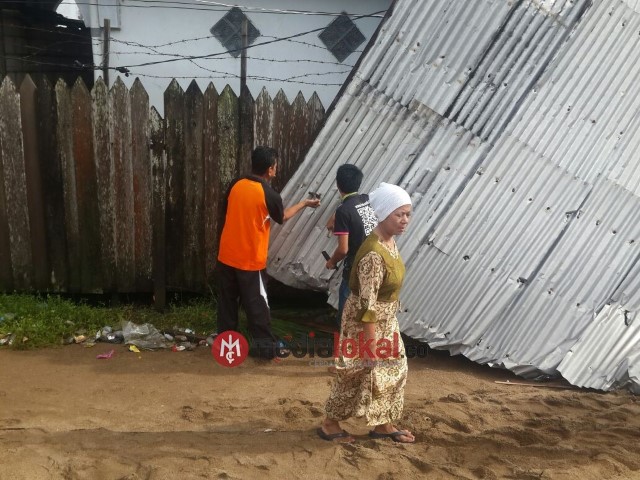 Dihantam Puting Beliung, 4 Unit Rumah Warga di Kuala Enok Mengalami Kerusakan