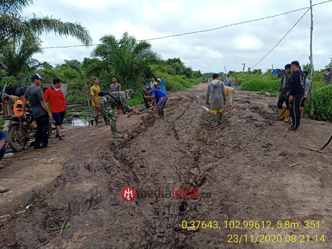 Babinsa Kuala Sebatu Laksanakan Goro Perbaikan Jalan di Dusun Panglima