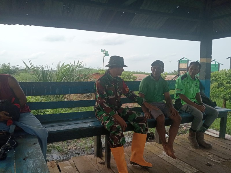 Babinsa Koramil 03/Tempuling Ajak Warga Jaga Kebersihan dan Keamanan Desa Melalui Komunikasi Aktif