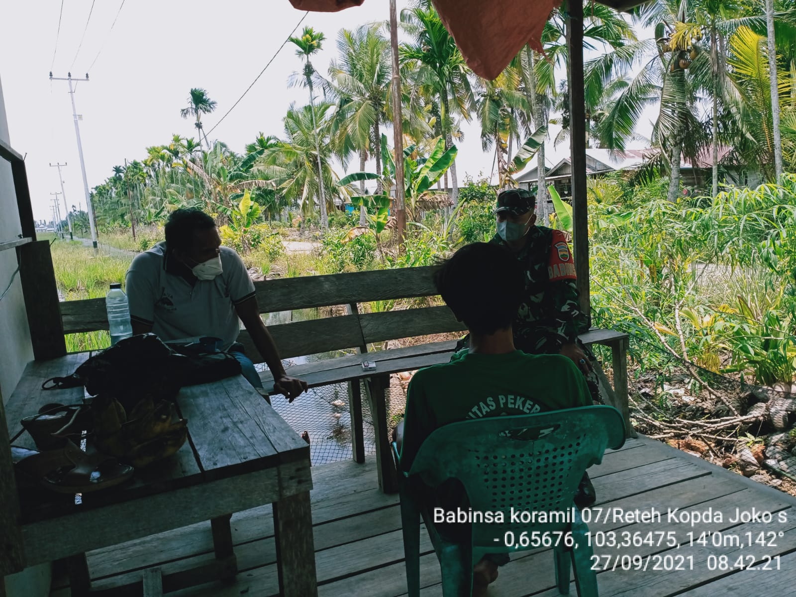 Gelar Komsos, Babinsa Koramil 07/Reteh Imbau Warga Patuhi Protokol Kesehatan