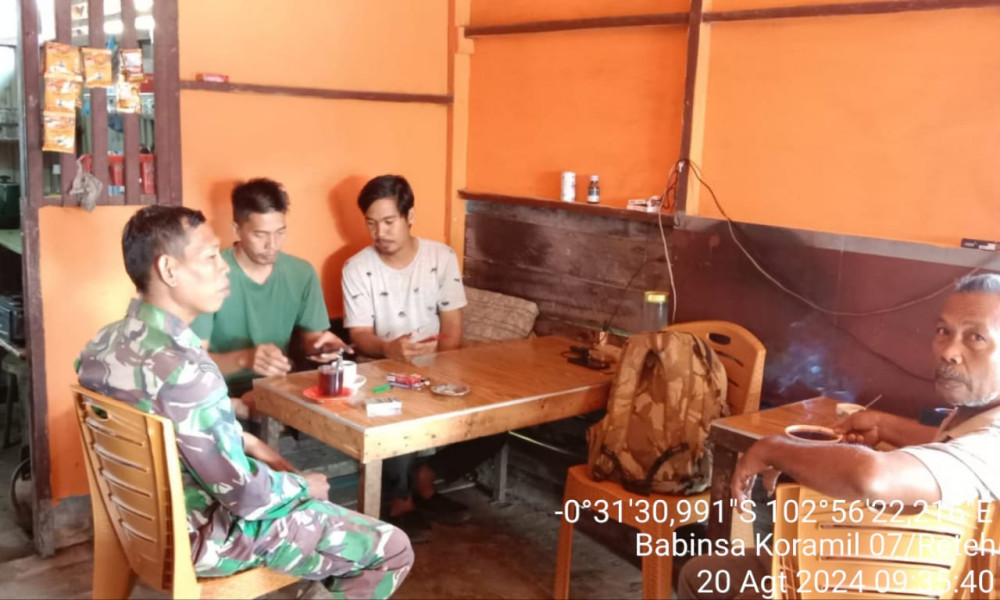 Babinsa Serka Yadi Yanto Berikan Informasi Kepada Masyarakat Terkait Situasi Binaan
