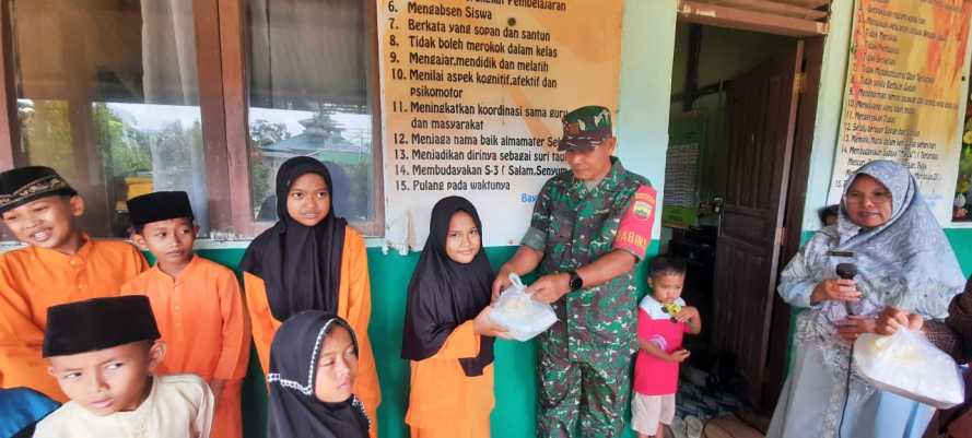 Berbagi Kebahagiaan Dan Jemput Keberkahan, Babinsa 03/Tpl Laksanakan Jumat Berkah di Wilayah Binaan