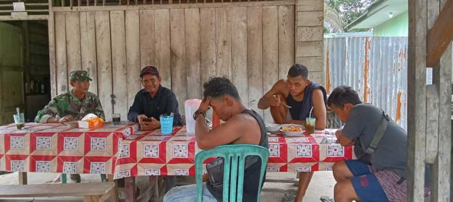 Mempererat Hubungan Silaturahmi Bersama Babinsa Koramil 09/Kemuning dan Masyarakat